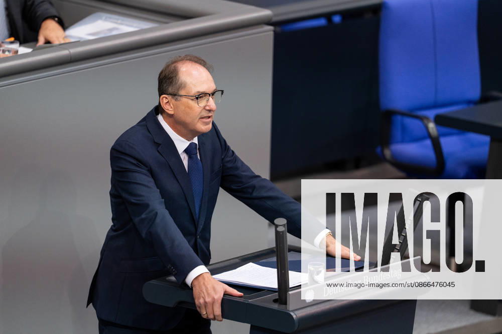 GER, Berlin, 93. Sitzung des Deutschen Bundestages im Plenarsaal des Reichstagsgebäudes. Alexander Dobrindt Bundesminister des Innern der Bundesrepublik Deutschland, steht am Rednerpult und spricht