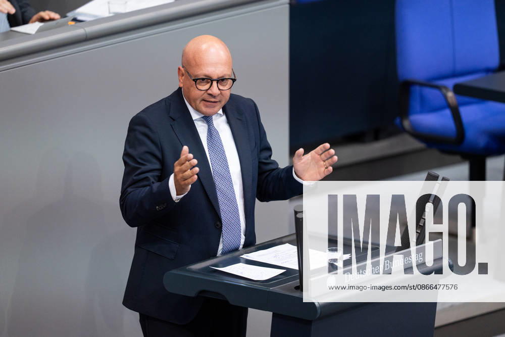 GER, Berlin, 93. Sitzung des Deutschen Bundestages im Plenarsaal des Reichstagsgebäudes. Alexander Throm CDU CSU, steht am Rednerpult und spricht, Gestik, Mimik, Emotionen