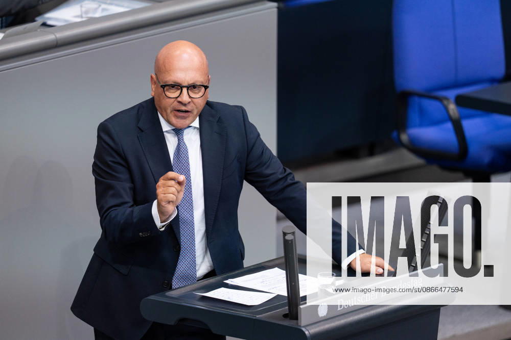 GER, Berlin, 93. Sitzung des Deutschen Bundestages im Plenarsaal des Reichstagsgebäudes. Alexander Throm CDU CSU, steht am Rednerpult und spricht, Gestik, Mimik, Emotionen