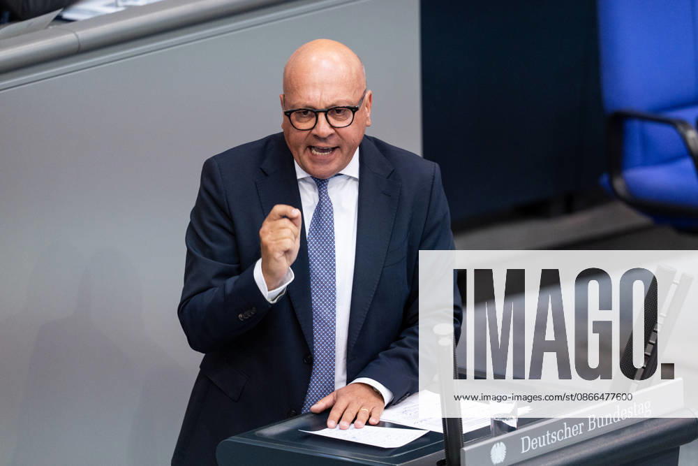 GER, Berlin, 93. Sitzung des Deutschen Bundestages im Plenarsaal des Reichstagsgebäudes. Alexander Throm CDU CSU, steht am Rednerpult und spricht, Gestik, Mimik, Emotionen