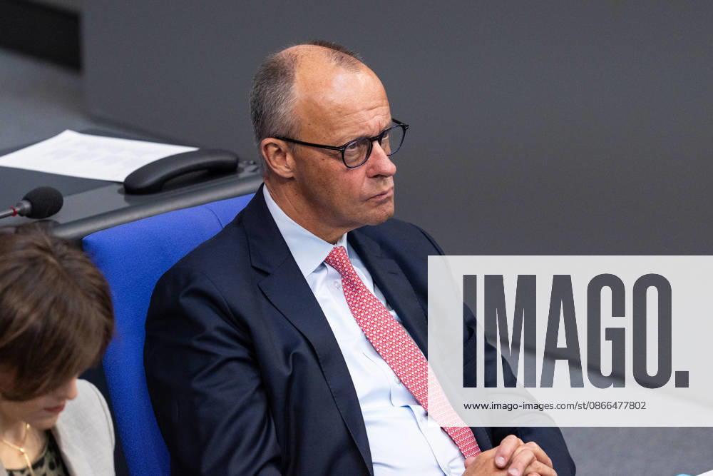 GER, Berlin, 93. Sitzung des Deutschen Bundestages im Plenarsaal des Reichstagsgebäudes. Bundeskanzler Friedrich Merz, Gestik, Mimik, Emotionen