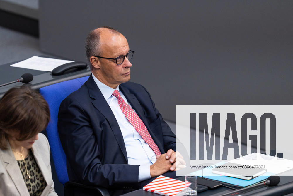 GER, Berlin, 93. Sitzung des Deutschen Bundestages im Plenarsaal des Reichstagsgebäudes. Bundeskanzler Friedrich Merz, Gestik, Mimik, Emotionen Bundeskanzler Friedrich Merz, Gestik, Mimik, Emotionen