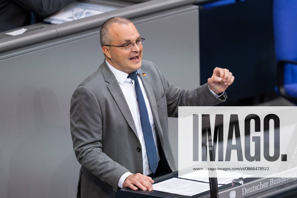 GER, Berlin, 93. Sitzung des Deutschen Bundestages im Plenarsaal des Reichstagsgebäudes. Marcus Bühl AFD, steht am Rednerpult und spricht. Gestik, Mimik, Emotionen