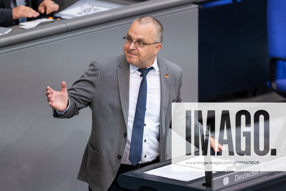 GER, Berlin, 93. Sitzung des Deutschen Bundestages im Plenarsaal des Reichstagsgebäudes. Marcus Bühl AFD, steht am Rednerpult und spricht. Gestik, Mimik, Emotionen