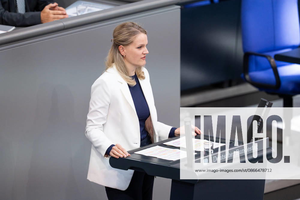 GER, Berlin, 93. Sitzung des Deutschen Bundestages im Plenarsaal des Reichstagsgebäudes. Sonja Eichwede SPD, steht am Rednerpult
