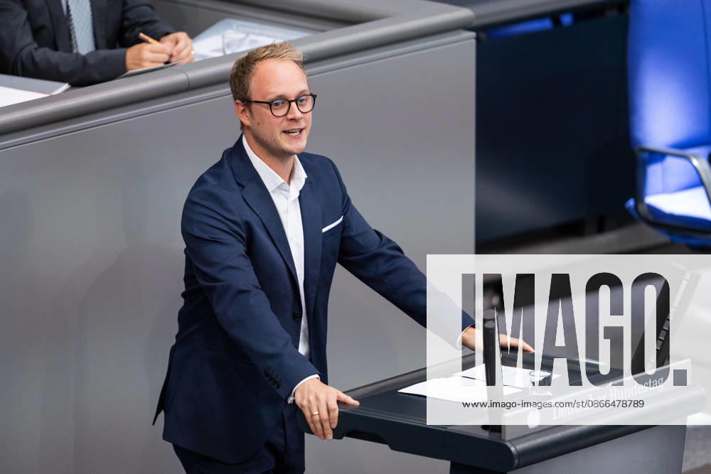 GER, Berlin, 93. Sitzung des Deutschen Bundestages im Plenarsaal des Reichstagsgebäudes. Marcel Emmerich Bündnis 90 Die Grünen, steht am Rednerpult und spricht, Gestik, Mimik, Emotionen