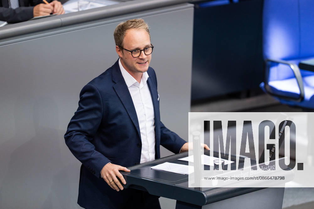 GER, Berlin, 93. Sitzung des Deutschen Bundestages im Plenarsaal des Reichstagsgebäudes. Marcel Emmerich Bündnis 90 Die Grünen, steht am Rednerpult und spricht, Gestik, Mimik, Emotionen