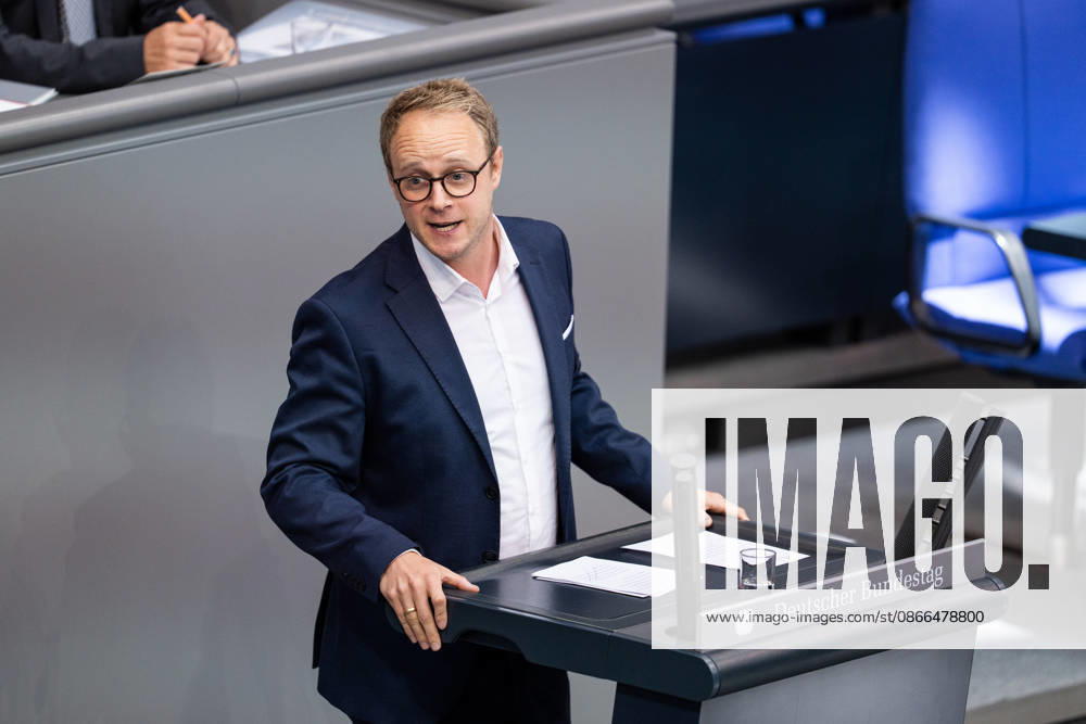 GER, Berlin, 93. Sitzung des Deutschen Bundestages im Plenarsaal des Reichstagsgebäudes. Marcel Emmerich Bündnis 90 Die Grünen, steht am Rednerpult und spricht, Gestik, Mimik, Emotionen