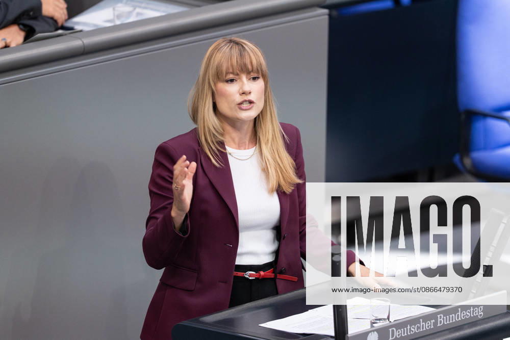 GER, Berlin, 93. Sitzung des Deutschen Bundestages im Plenarsaal des Reichstagsgebäudes. Clara Bünger Buenger Gruppe Die Linke, steht am Rednerpult und spricht, Gestik, Mimik, Emotionen