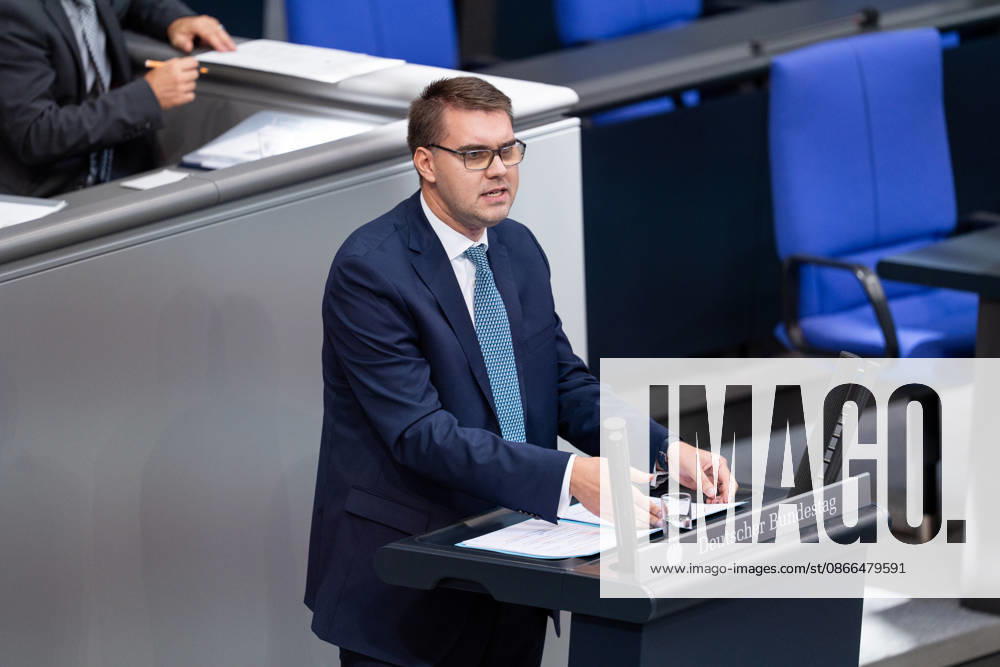 GER, Berlin, 93. Sitzung des Deutschen Bundestages im Plenarsaal des Reichstagsgebäudes. Sebastian Schmidt CDU CSU, steht am Rednerpult und spricht, Gestik, Mimik, Emotionen