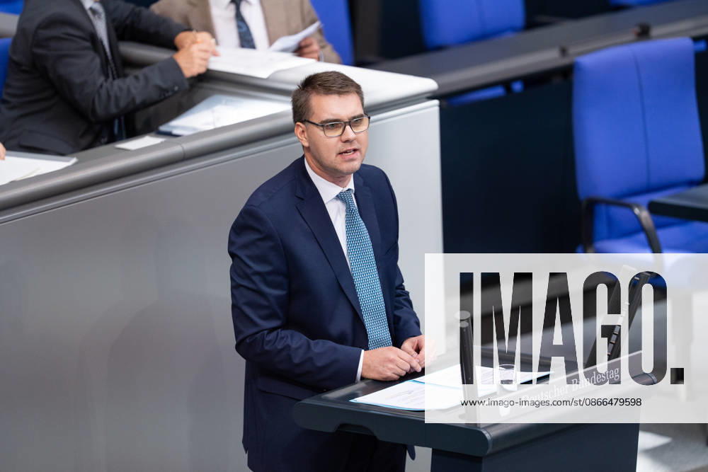 GER, Berlin, 93. Sitzung des Deutschen Bundestages im Plenarsaal des Reichstagsgebäudes. Sebastian Schmidt CDU CSU, steht am Rednerpult und spricht, Gestik, Mimik, Emotionen