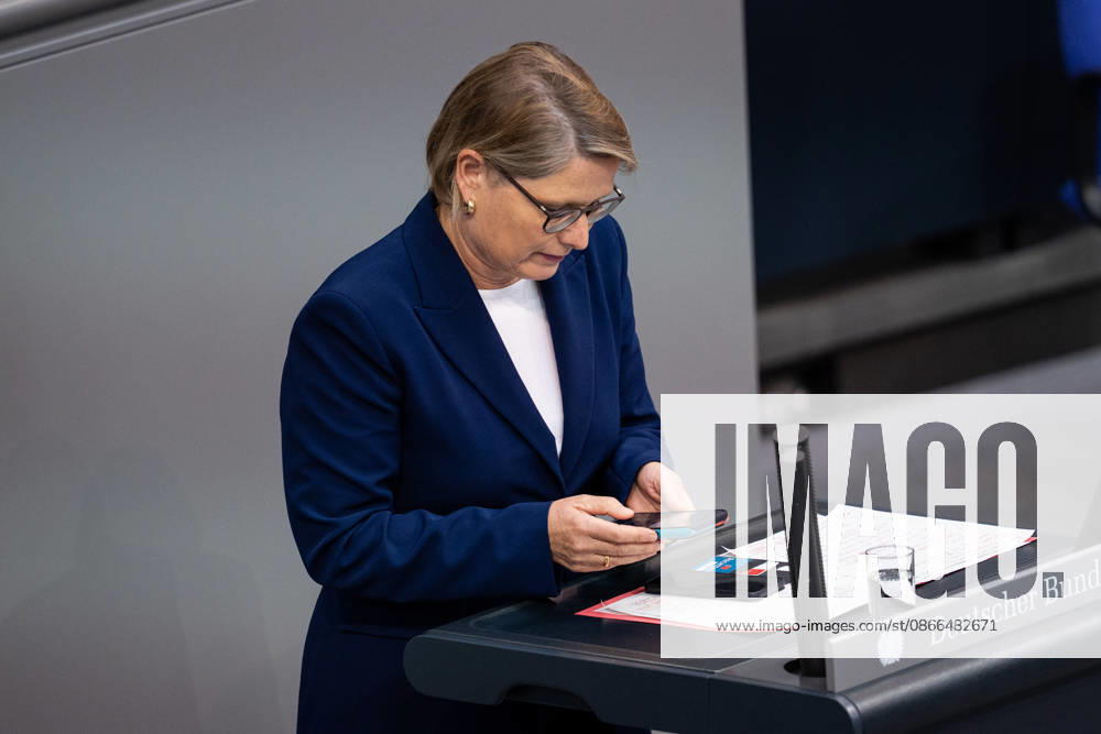 GER, Berlin, 93. Sitzung des Deutschen Bundestages im Plenarsaal des Reichstagsgebäudes. Stefanie Hubig Bundesministerin der Justiz und für Verbraucherschutz, hat das Handy in der Hand, Bundesweiter Warntag