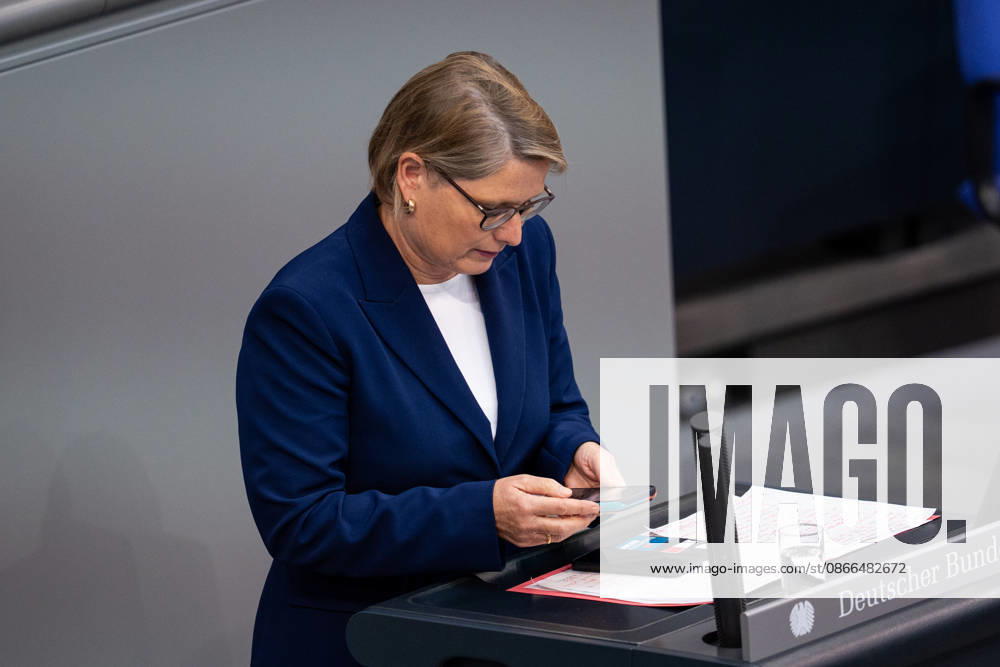 GER, Berlin, 93. Sitzung des Deutschen Bundestages im Plenarsaal des Reichstagsgebäudes. Stefanie Hubig Bundesministerin der Justiz und für Verbraucherschutz, hat das Handy in der Hand, Bundesweiter Warntag