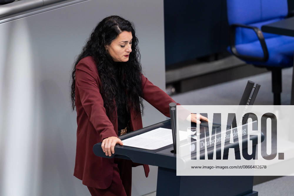 GER, Berlin, 93. Sitzung des Deutschen Bundestages im Plenarsaal des Reichstagsgebäudes. Lamya Kaddor Bündnis 90 Die Grünen, steht am Rednerpult und spricht, Gestik, Mimik, Emotionen