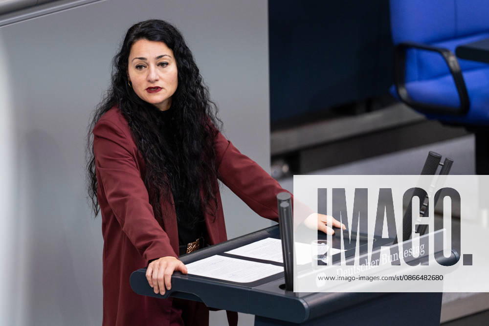 GER, Berlin, 93. Sitzung des Deutschen Bundestages im Plenarsaal des Reichstagsgebäudes. Lamya Kaddor Bündnis 90 Die Grünen, steht am Rednerpult und spricht, Gestik, Mimik, Emotionen
