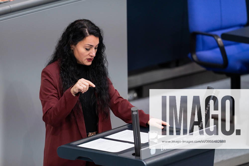 GER, Berlin, 93. Sitzung des Deutschen Bundestages im Plenarsaal des Reichstagsgebäudes. Lamya Kaddor Bündnis 90 Die Grünen, steht am Rednerpult und spricht, Gestik, Mimik, Emotionen