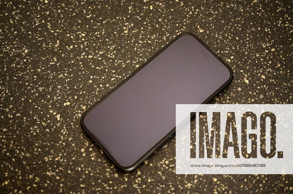 Smartphone mit ausgeschaltetem Display liegt auf dem Boden Waldsee, Deutschland, 10. September 2026: Ein Smartphone mit ausgeschaltetem, schwarzem Display liegt auf einem gesprenkelten Boden. Symbolfoto zu Themen wie Erreichbarkeit, Digital Detox oder ausbleibenden Warnmeldungen.