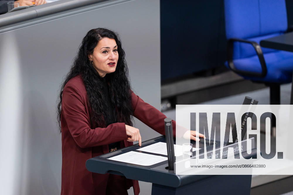 GER, Berlin, 93. Sitzung des Deutschen Bundestages im Plenarsaal des Reichstagsgebäudes. Lamya Kaddor Bündnis 90 Die Grünen, steht am Rednerpult und spricht, Gestik, Mimik, Emotionen