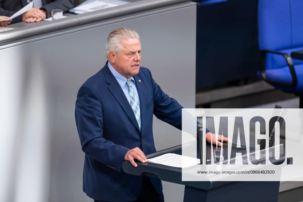 GER, Berlin, 93. Sitzung des Deutschen Bundestages im Plenarsaal des Reichstagsgebäudes. Klaus-Peter Willsch CDU CSU, steht am Rednerpult und spricht, Gestik, Mimik, Emotionen