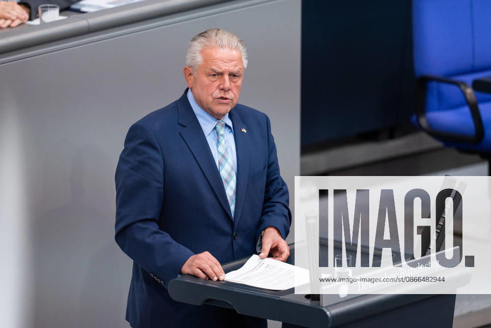 GER, Berlin, 93. Sitzung des Deutschen Bundestages im Plenarsaal des Reichstagsgebäudes. Klaus-Peter Willsch CDU CSU, steht am Rednerpult und spricht, Gestik, Mimik, Emotionen