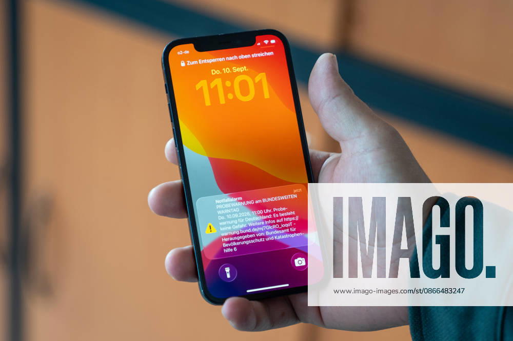 Bundesweiter Warntag 2026: Die Probewarnung des Bundesamtes für Bevölkerungsschutz und Katastrophenhilfe (BBK) wird am 10. September 2026 auf einem Smartphone angezeigt. Im Rahmen des bundesweiten Warntags werden verschiedene Warnmittel und Warnsysteme in Deutschland getestet. Symbolbild.