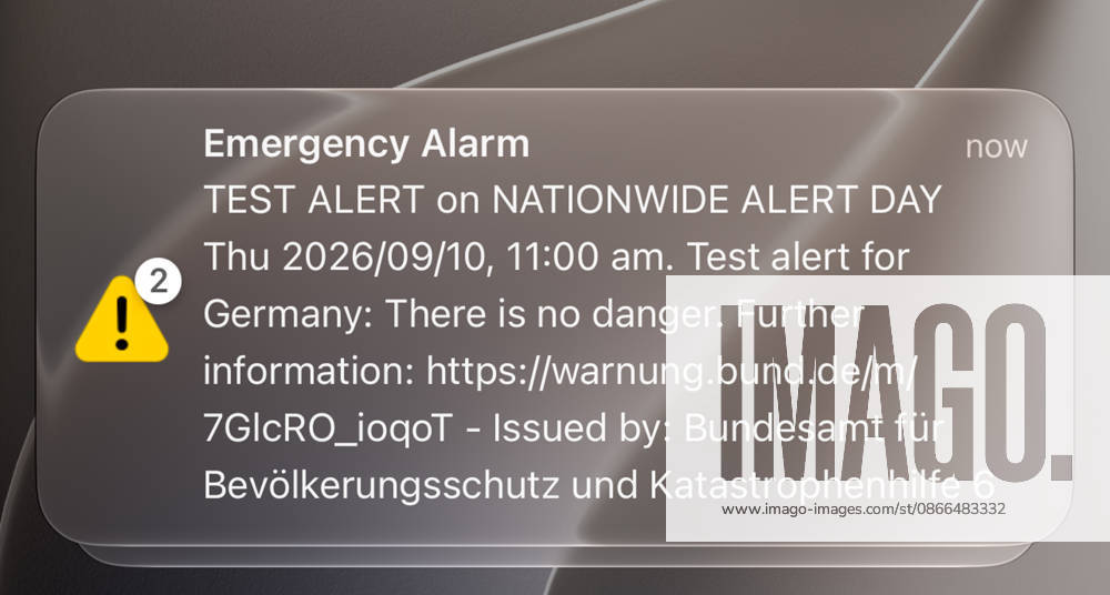 Deutschland, Europa. Nahaufnahme einer Cell-Broadcast-Testwarnung auf einem Smartphone während des bundesweiten Warntags. Die Notfallmeldung des Bundesamtes für Bevölkerungsschutz und Katastrophenhilfe (BBK) informiert über eine Testwarnung ohne Gefahrenlage. Symbolbild zu Bevölkerungsschutz, Katastrophenschutz, Warnsystemen, Krisenvorsorge und digitaler Notfallkommunikation.