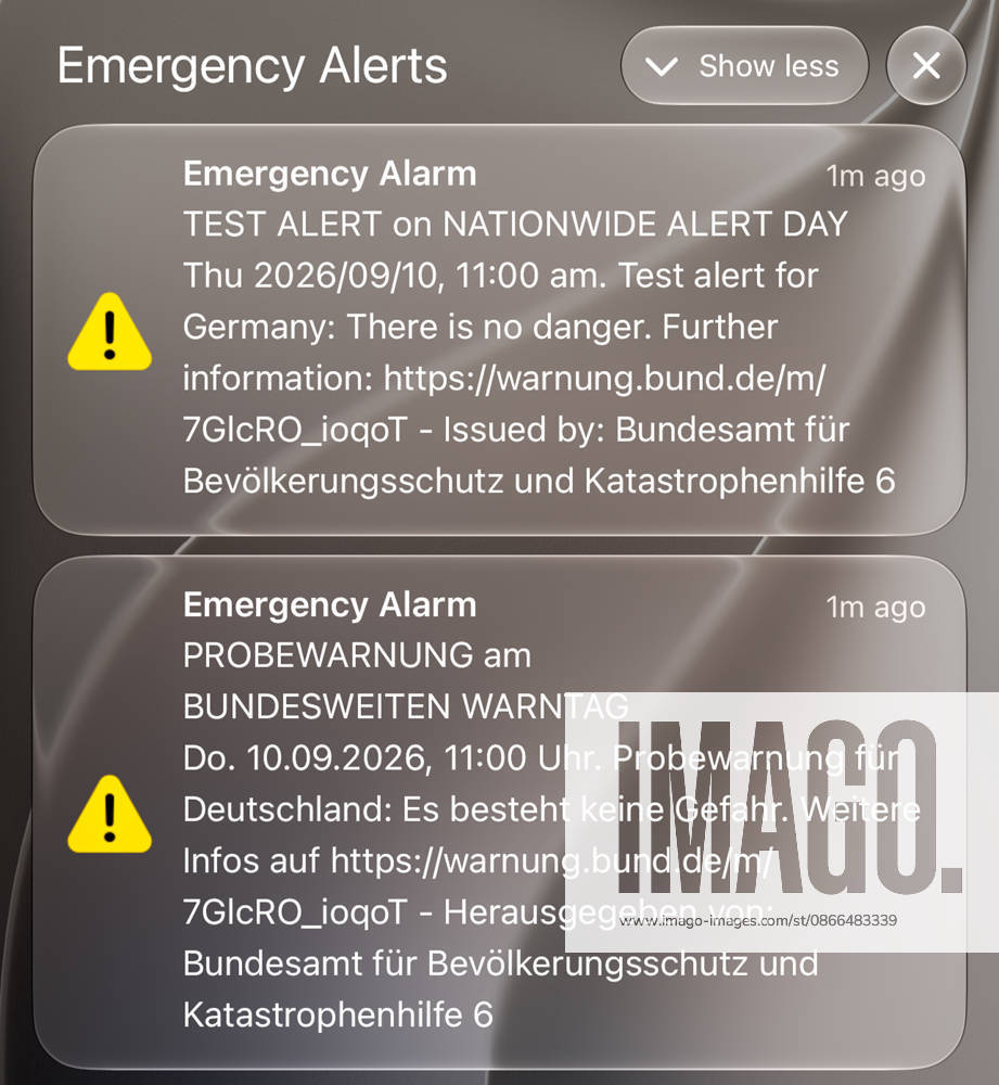 Deutschland, Europa. Smartphone zeigt mehrere Cell-Broadcast-Testwarnungen auf dem Sperrbildschirm während des bundesweiten Warntags. Die Warnmeldungen des Bundesamtes für Bevölkerungsschutz und Katastrophenhilfe (BBK) werden in deutscher und englischer Sprache angezeigt und informieren über eine Testwarnung ohne Gefahrenlage. Symbolbild zu Bevölkerungsschutz, Katastrophenschutz, Warnsystemen, Krisenvorsorge und digitaler Notfallkommunikation.