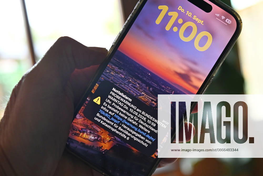 Bundesweiter Warntag am 10. September 2026: Ausloesung von Cell Broadcast. Ein Smartphone zeigt um Punkt 11:00 Uhr eine Cell Broadcast Notfallwarnung auf dem Sperrbildschirm anlaesslich des bundesweiten Warntags am 10. September.