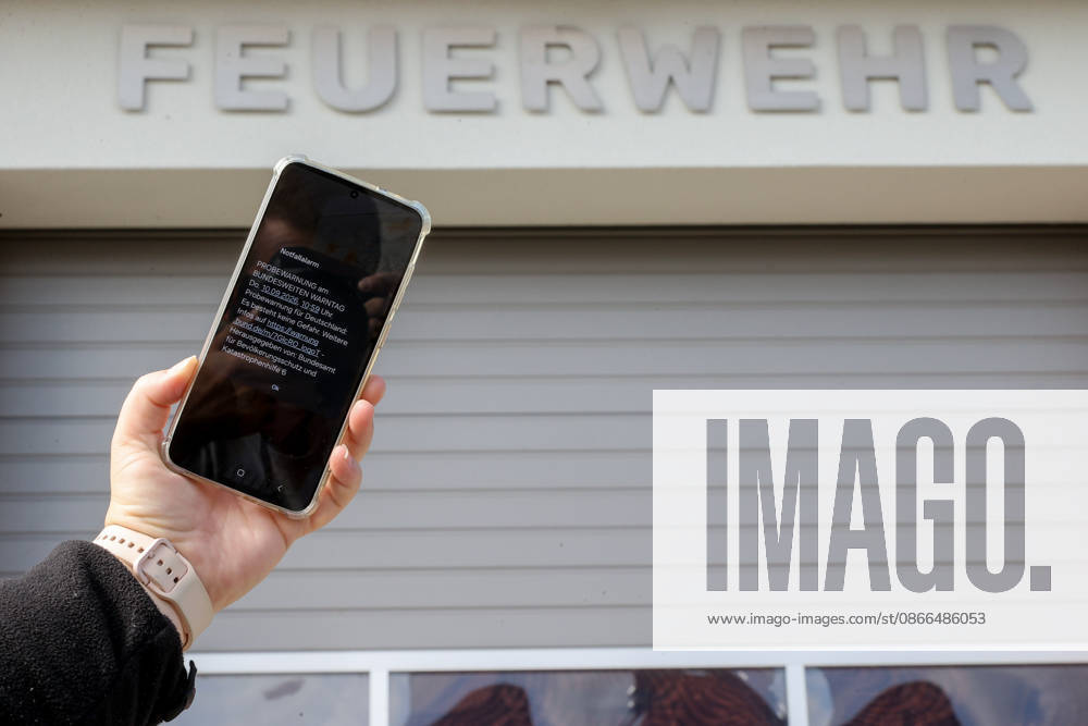 Bundesweiter Warntag 2026. Symbolfoto, Symbolbild ab 11:00 Uhr wurden Warnungen, Probewarnungen, Probealarme an Handys, Smartphones gesendet. Feuerwehr, Feuerwache Wolfsburg