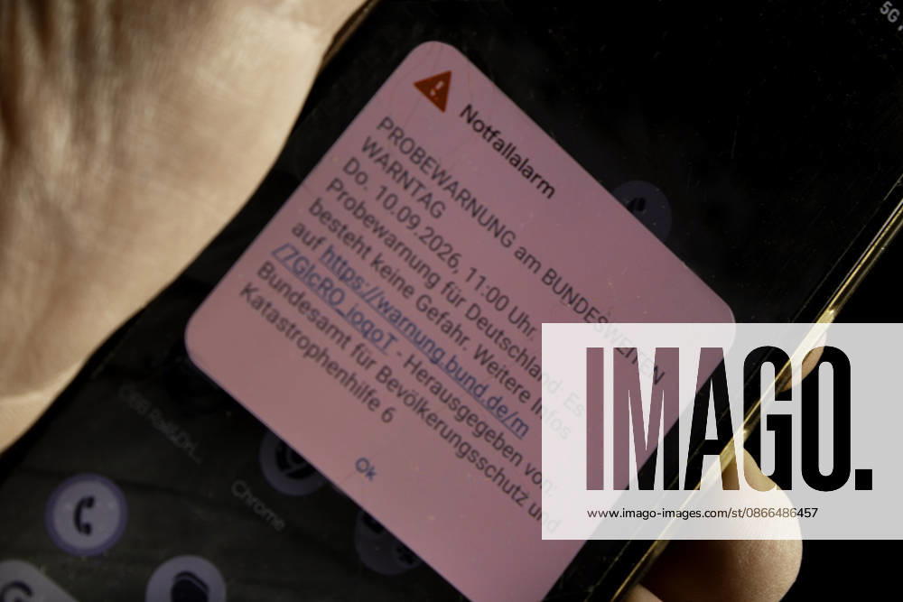 Cell-Broadcast-Warnung auf Smartphone beim bundesweiten Warntag 2026 Eine Cell-Broadcast-Probewarnung wird am bundesweiten Warntag auf einem Smartphone angezeigt. Am 10. September 2026 um 11 Uhr wurde die Warnmeldung im Rahmen des bundesweiten Warntags automatisch über das Mobilfunknetz an Mobiltelefone in Deutschland versendet. Cell Broadcast ermöglicht Behörden die Warnung der Bevölkerung vor Gefahren und Notfällen, ohne dass dafür eine Warn-App installiert sein muss. Symbolbild für Cell Broadcast, Warnsysteme, Bevölkerungsschutz, Katastrophenschutz und Notfallwarnungen. Illingen, Saarland, Deutschland