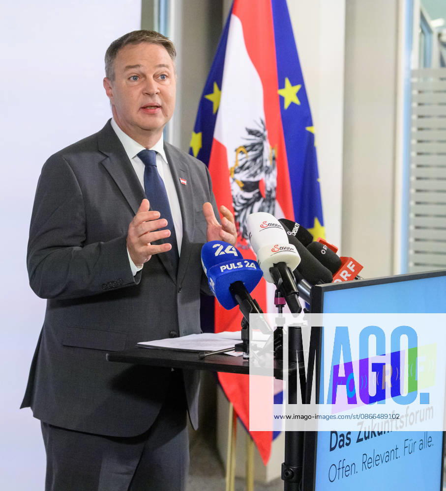 Photonews.at - Wien, 10.09.2026. Beim ORF-Zukunftsforum geht es um die künftige Rolle des öffentlich-rechtlichen Rundfunks in Österreich. An zwei Tagen diskutieren Vertreter aus Politik, Medien, Wissenschaft sowie aus Kunst, Kultur und Sport über zentrale Fragen zur Zukunft des ORF. Im Rahmen des Forums geht es unter anderem um den öffentlich-rechtlichen Auftrag, Jugend und Medienkompetenz, Digitalisierung, Plattformen und Künstliche Intelligenz sowie um Strukturen, Governance und den Medienstandort Österreich PHOTO: Vizekanzler und Medienminister Andreas Babler (SPÖ) bei doorstep vor Beginn der Veranstaltung The ORF Future Forum focuses on the future of public-service broadcasting in Austria. Over two days, representatives from polit