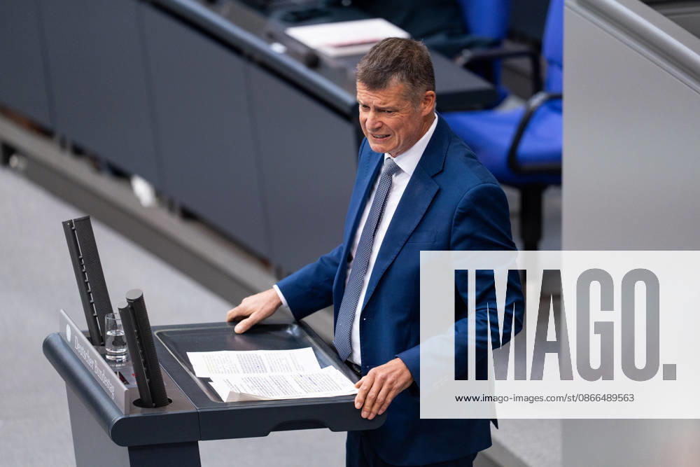 GER, Berlin, 93. Sitzung des Deutschen Bundestages im Plenarsaal des Reichstagsgebäudes. Axel Müller CDU CSU, steht am Sprecherpult und spricht