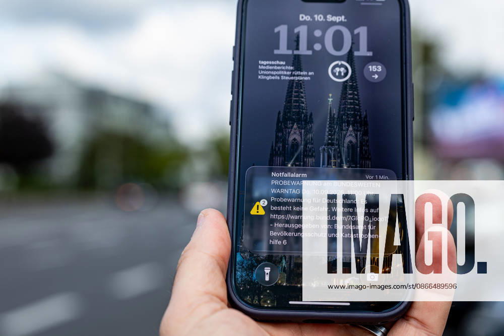 Bundesweiter Warntag: Notfallalarm und KATWARN-Meldung auf dem Smartphone - 10.09.26 Anlässlich des Bundesweiten Warntags 2026 zeigt ein Smartphone-Display in Bonn-Bad Godesberg die per Cell Broadcast ausgelöste Notfallalarm -Meldung sowie eine KATWARN-Warnmeldung des Bundesamts für Bevölkerungsschutz und Katastrophenhilfe (BBK): Probewarnung für Deutschland: Es besteht keine Gefahr (10.09.2026, 11:00 Uhr). Bonn Bad Godesberg Nordrhein-Westfalen Deutschland