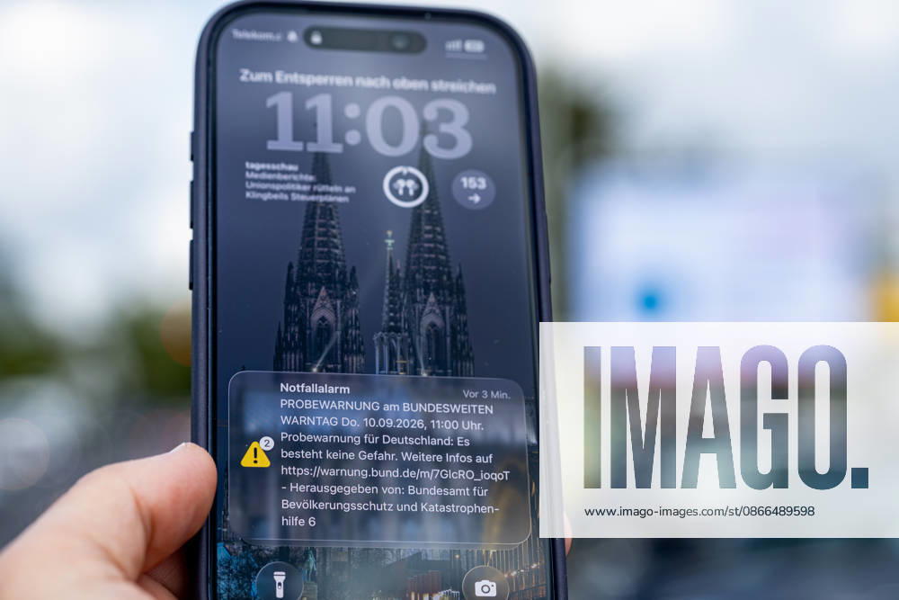 Bundesweiter Warntag: Notfallalarm und KATWARN-Meldung auf dem Smartphone - 10.09.26 Anlässlich des Bundesweiten Warntags 2026 zeigt ein Smartphone-Display in Bonn-Bad Godesberg die per Cell Broadcast ausgelöste Notfallalarm -Meldung sowie eine KATWARN-Warnmeldung des Bundesamts für Bevölkerungsschutz und Katastrophenhilfe (BBK): Probewarnung für Deutschland: Es besteht keine Gefahr (10.09.2026, 11:00 Uhr). Bonn Bad Godesberg Nordrhein-Westfalen Deutschland