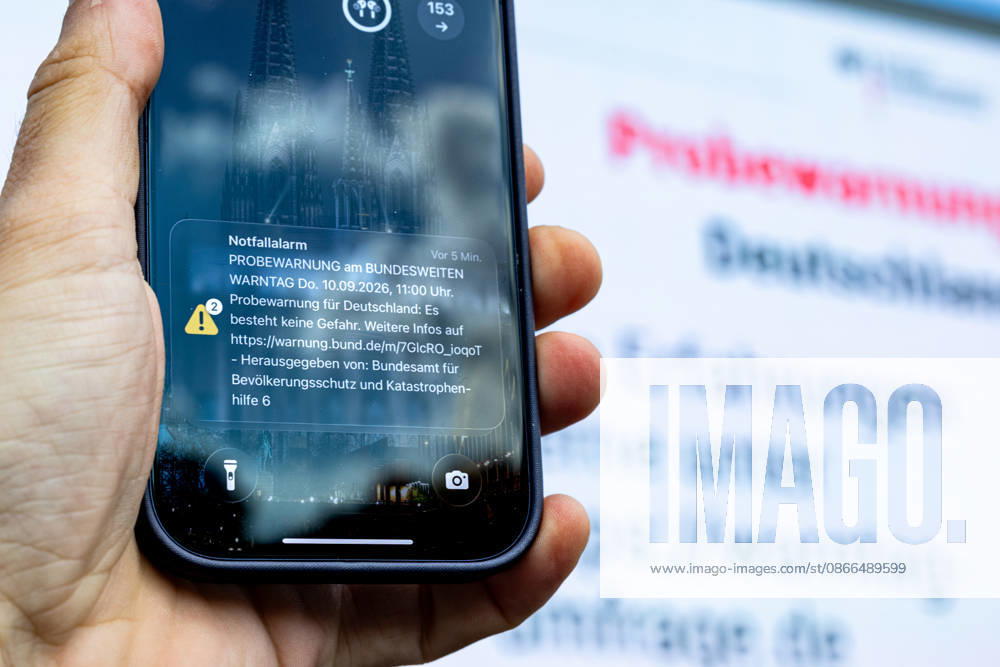 Bundesweiter Warntag: Notfallalarm und KATWARN-Meldung auf dem Smartphone - 10.09.26 Anlässlich des Bundesweiten Warntags 2026 zeigt ein Smartphone-Display in Bonn-Bad Godesberg die per Cell Broadcast ausgelöste Notfallalarm -Meldung sowie eine KATWARN-Warnmeldung des Bundesamts für Bevölkerungsschutz und Katastrophenhilfe (BBK): Probewarnung für Deutschland: Es besteht keine Gefahr (10.09.2026, 11:00 Uhr). Bonn Bad Godesberg Nordrhein-Westfalen Deutschland