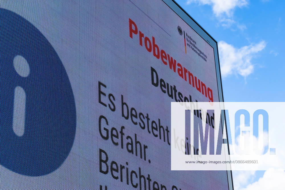 Bundesweiter Warntag: Probewarnung auf digitaler Werbetafel in Bonn - 10.09.26 Anlässlich des Bundesweiten Warntags 2026 zeigt eine digitale Werbetafel des Außenwerbers Ströer an der Bundesstraße B9 in Bonn-Bad Godesberg die Amtliche Warnung des Bundesamts für Bevölkerungsschutz und Katastrophenhilfe (BBK): Probewarnung Deutschland - Es besteht keine Gefahr. Berichten Sie über Ihre Erfahrungen (10:59 Uhr). Bonn Bad Godesberg Nordrhein-Westfalen Deutschland