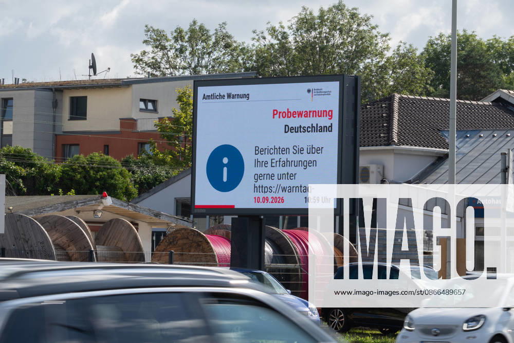 Bundesweiter Warntag: Probewarnung auf digitaler Werbetafel in Bonn - 10.09.26 Anlässlich des Bundesweiten Warntags 2026 zeigt eine digitale Werbetafel des Außenwerbers Ströer an der Bundesstraße B9 in Bonn-Bad Godesberg die Amtliche Warnung des Bundesamts für Bevölkerungsschutz und Katastrophenhilfe (BBK): Probewarnung Deutschland - Es besteht keine Gefahr. Berichten Sie über Ihre Erfahrungen (10:59 Uhr). Bonn Bad Godesberg Nordrhein-Westfalen Deutschland