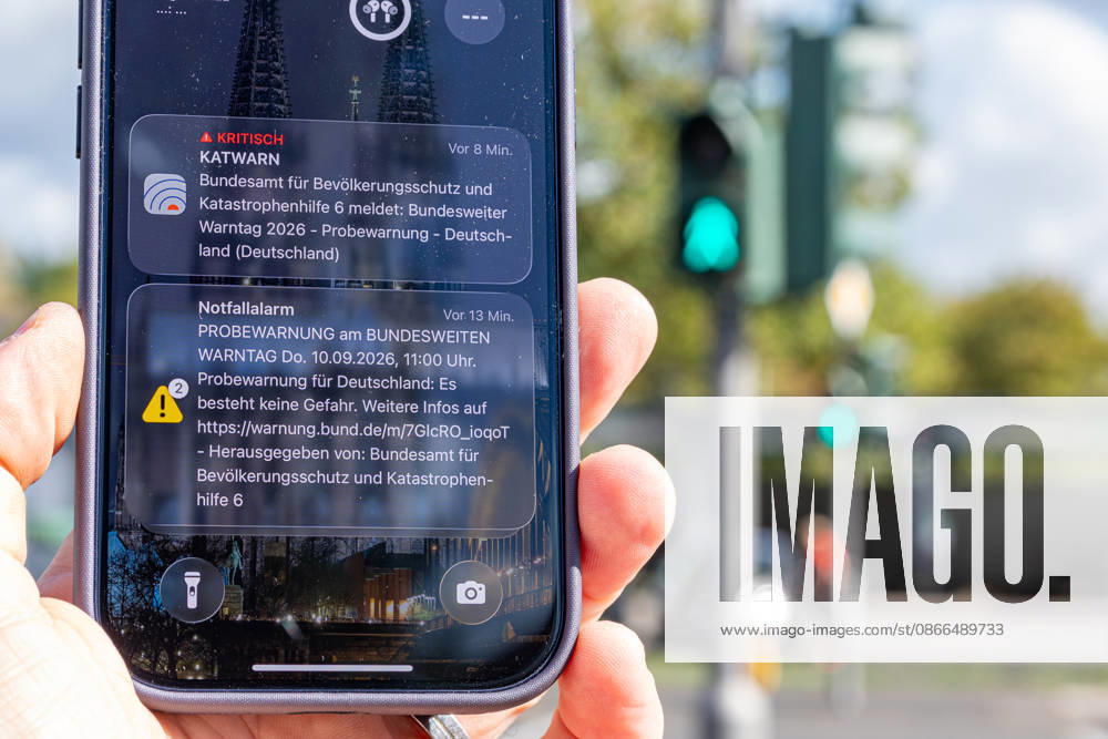 Bundesweiter Warntag: Notfallalarm und KATWARN-Meldung auf dem Smartphone - 10.09.26 Anlässlich des Bundesweiten Warntags 2026 zeigt ein Smartphone-Display in Bonn-Bad Godesberg die per Cell Broadcast ausgelöste Notfallalarm -Meldung sowie eine KATWARN-Warnmeldung des Bundesamts für Bevölkerungsschutz und Katastrophenhilfe (BBK): Probewarnung für Deutschland: Es besteht keine Gefahr (10.09.2026, 11:00 Uhr). Bonn Bad Godesberg Nordrhein-Westfalen Deutschland