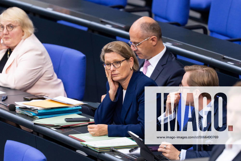 GER, Berlin, 93. Sitzung des Deutschen Bundestages im Plenarsaal des Reichstagsgebäudes. Stefanie Hubig Bundesministerin der Justiz und für Verbraucherschutz, wirkt gelangweilt, Gestik, Mimik, Emotionen