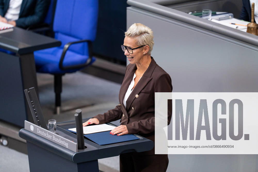 GER, Berlin, 93. Sitzung des Deutschen Bundestages im Plenarsaal des Reichstagsgebäudes. Silvia Breher CDU CSU, steht am Rednerpult und spricht
