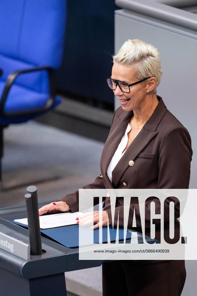 GER, Berlin, 93. Sitzung des Deutschen Bundestages im Plenarsaal des Reichstagsgebäudes. Silvia Breher CDU CSU, steht am Rednerpult und spricht