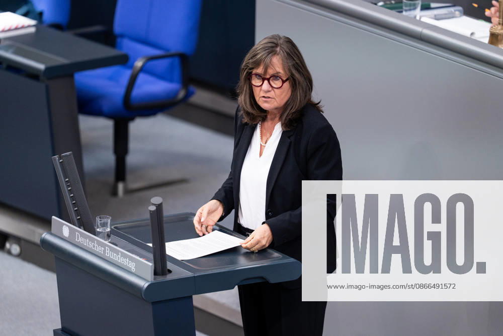 GER, Berlin, 93. Sitzung des Deutschen Bundestages im Plenarsaal des Reichstagsgebäudes. Esther Dilcher SPD, steht am Sprecherpult und spricht