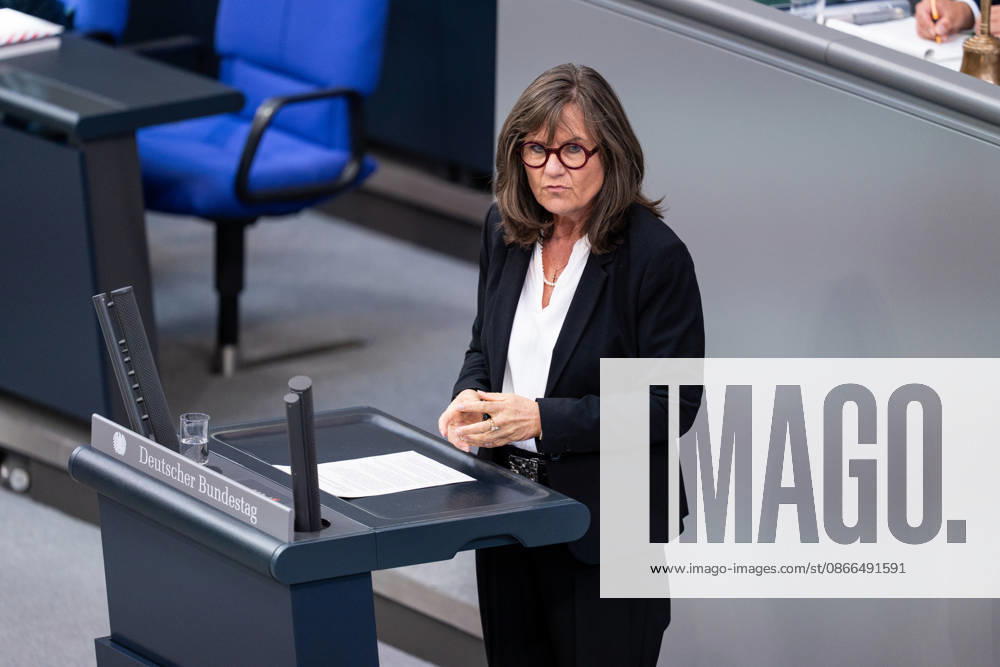 GER, Berlin, 93. Sitzung des Deutschen Bundestages im Plenarsaal des Reichstagsgebäudes. Esther Dilcher SPD, steht am Sprecherpult und spricht