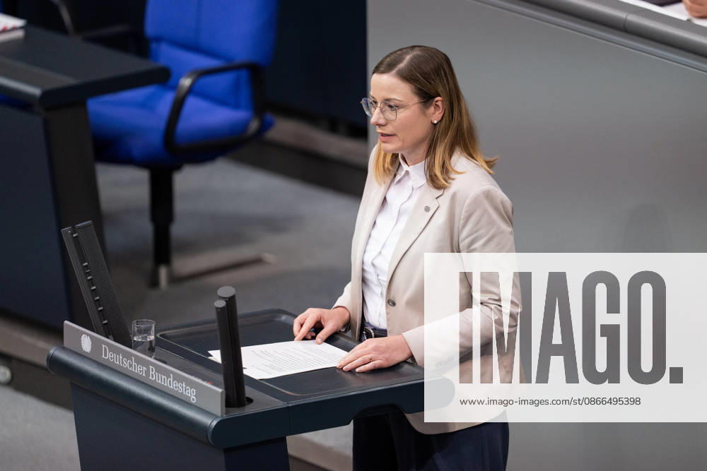 GER, Berlin, 93. Sitzung des Deutschen Bundestages im Plenarsaal des Reichstagsgebäudes. Isabel Mackensen-Geis SPD, steht am Rednerpult und spricht