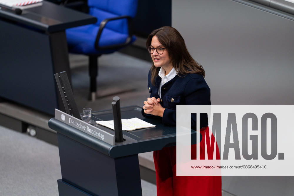 GER, Berlin, 93. Sitzung des Deutschen Bundestages im Plenarsaal des Reichstagsgebäudes. Anna Aeikens CDU CSU, steht am Rednerpult und spricht