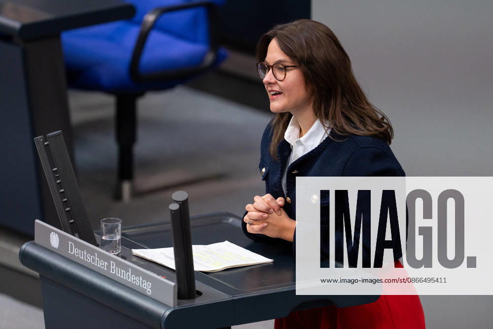 GER, Berlin, 93. Sitzung des Deutschen Bundestages im Plenarsaal des Reichstagsgebäudes. Anna Aeikens CDU CSU, steht am Rednerpult und spricht