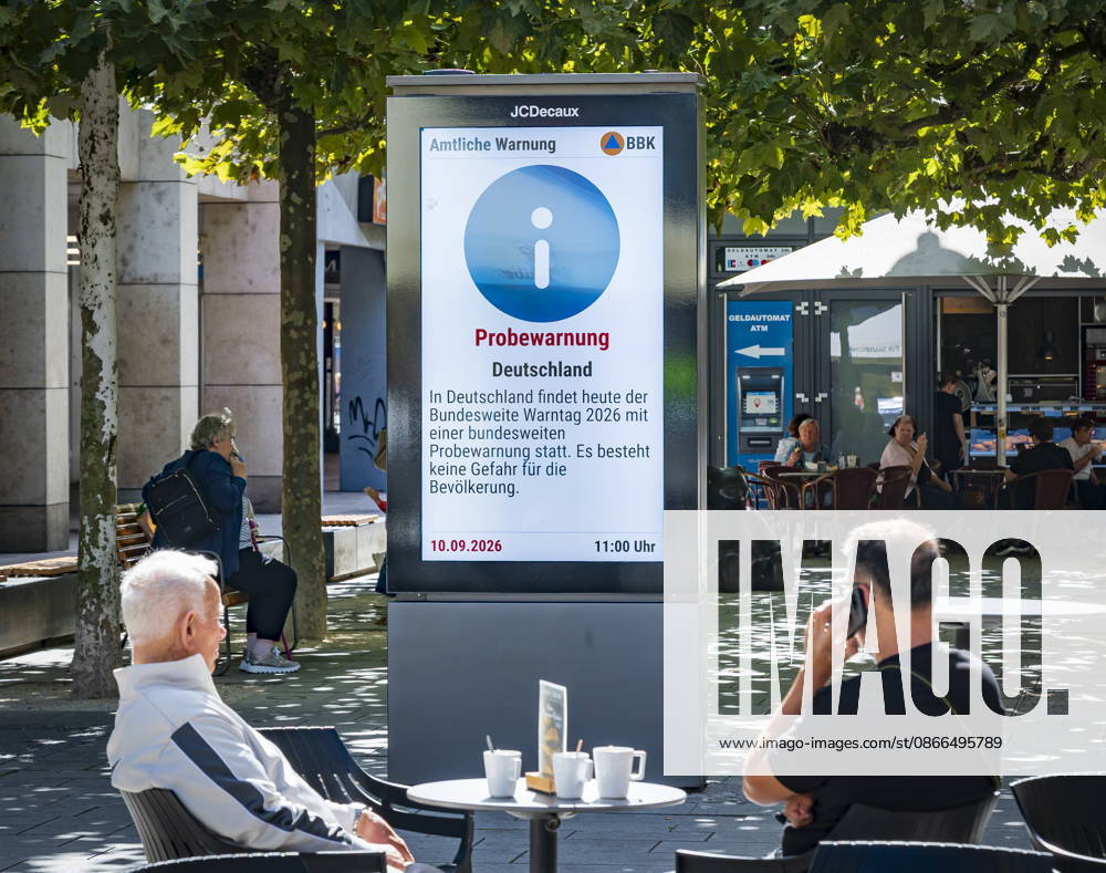 Saarland, Saarbrücken. Auch in der saarländischen Landeshauptstadt findet am Donnerstag um 11 Uhr so wie hier in der Innenstadt der bundesweite Warntag statt. Neben heulenden Sirenen und Mobiltelefonen zeigen die Werbemonitore in der Bahnhofstraße eine Probewarnung an.