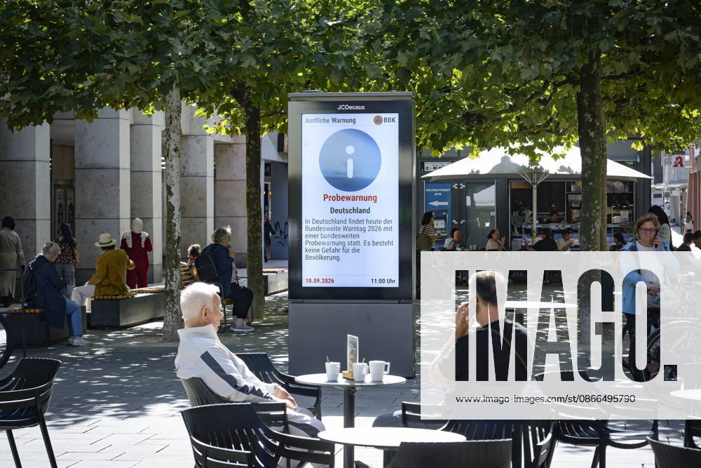 Saarland, Saarbrücken. Auch in der saarländischen Landeshauptstadt findet am Donnerstag um 11 Uhr so wie hier in der Innenstadt der bundesweite Warntag statt. Neben heulenden Sirenen und Mobiltelefonen zeigen die Werbemonitore in der Bahnhofstraße eine Probewarnung an.