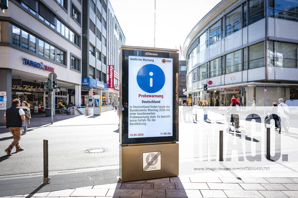 Saarland, Saarbrücken. Auch in der saarländischen Landeshauptstadt findet am Donnerstag um 11 Uhr so wie hier in der Innenstadt der bundesweite Warntag statt. Neben heulenden Sirenen und Mobiltelefonen zeigen die Werbemonitore in der Bahnhofstraße eine Probewarnung an.