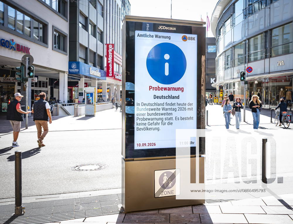 Saarland, Saarbrücken. Auch in der saarländischen Landeshauptstadt findet am Donnerstag um 11 Uhr so wie hier in der Innenstadt der bundesweite Warntag statt. Neben heulenden Sirenen und Mobiltelefonen zeigen die Werbemonitore in der Bahnhofstraße eine Probewarnung an.